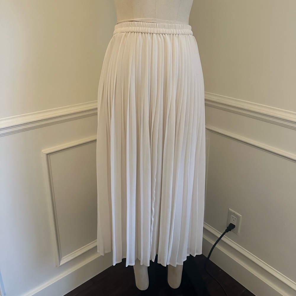 NWOT pleated off-white skirt.
